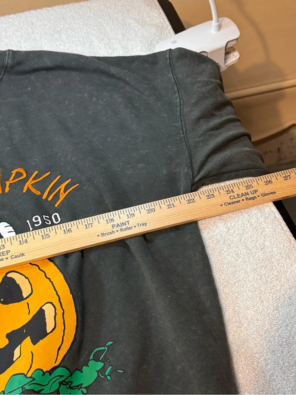 Vintage-Style Snoopy Peanuts The Great Pumpkin Crewneck Halloween Sweatshirt - Picture 5 of 9